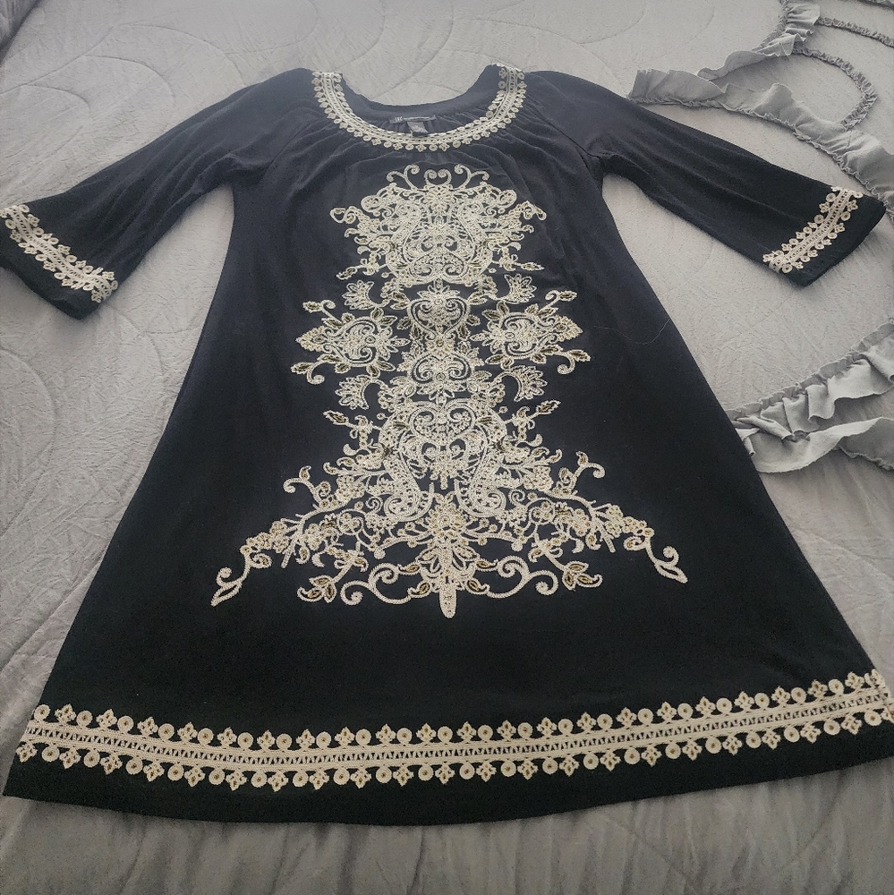 Middi dress, lined and embroidered.